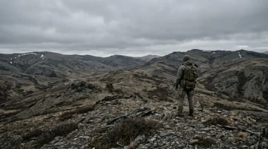 Militaire en tenue tactique opérant dans un environnement austère et minimaliste