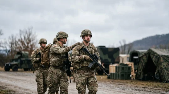 Soldats en formation tactique combinant vigilance et retenue opérationnelle