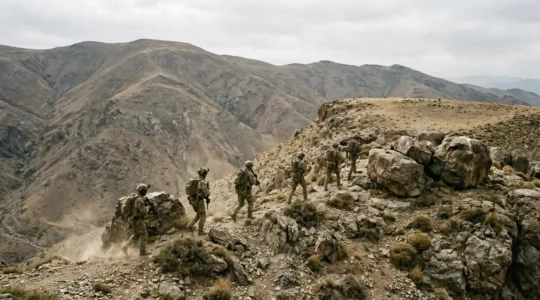 Progression tactique d'une unité militaire en zone hostile avec mouvements coordonnés